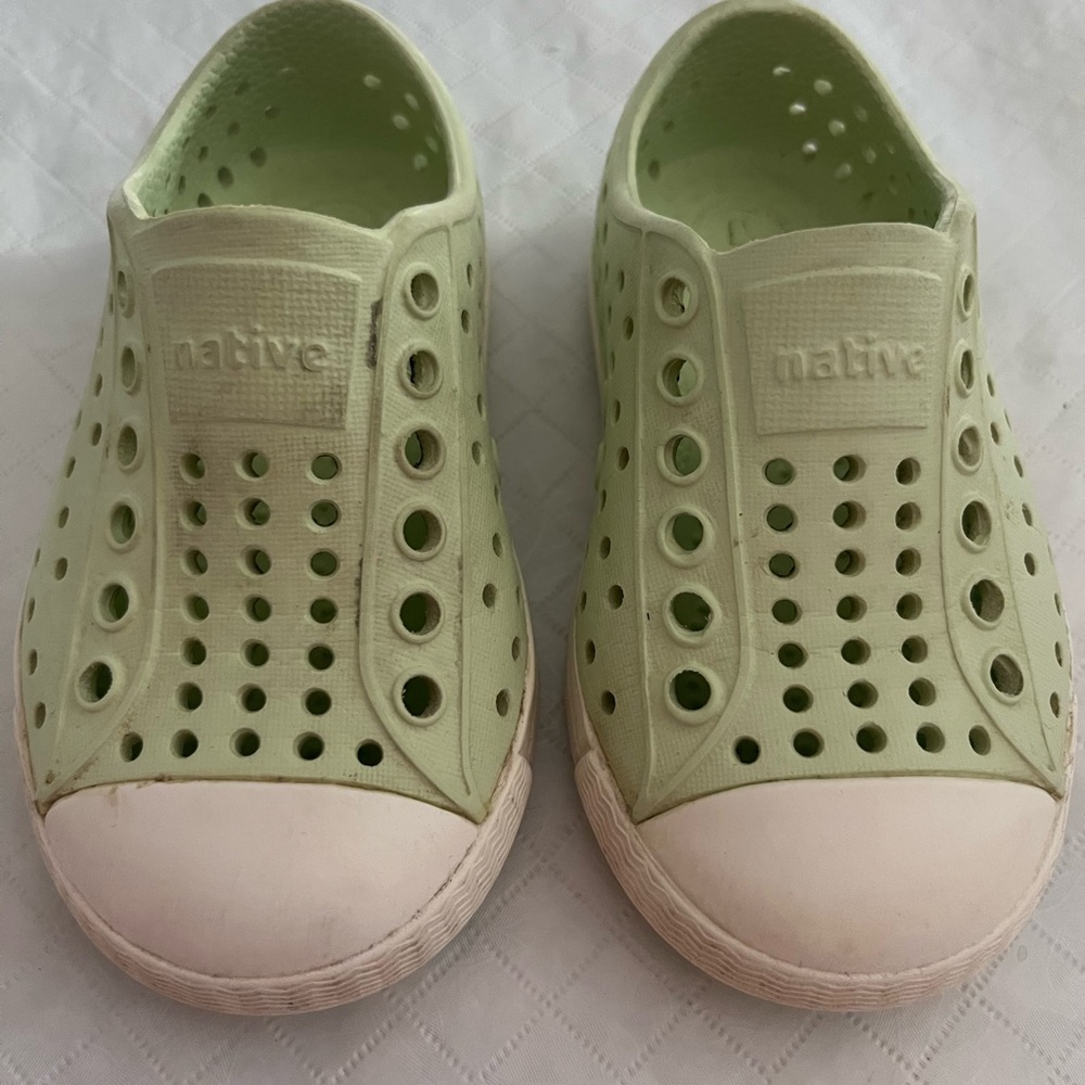 Native Kids Slip-On Water Shoes in Pale Green and White